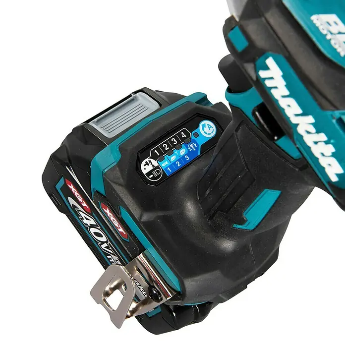 Makita XGT 40V max. Akku-Schlagschrauber TD001GD201 - 40 V, 2 Akkus, 2,5 Ah - Makita XGT 40Vmax Elektrowerkzeug mit Akku, schwarzem und türkisfarbenem Gehäuse, Moduswahlfeld (1-4 Stufen, Auto) und Gürtelclip.