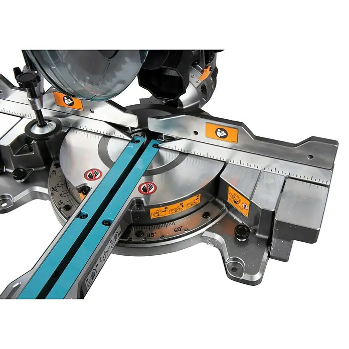 Makita XGT 40V max. Akku-Kapp- & Gehrungssäge LS002GZ01 - 40 V, Ohne Akku, 4.800 U/min - Nahaufnahme des silbernen Gehrungsägen-Unterteils mit türkisen Anschlägen, Winkelmarkierungen und Sicherheitshinweisen.