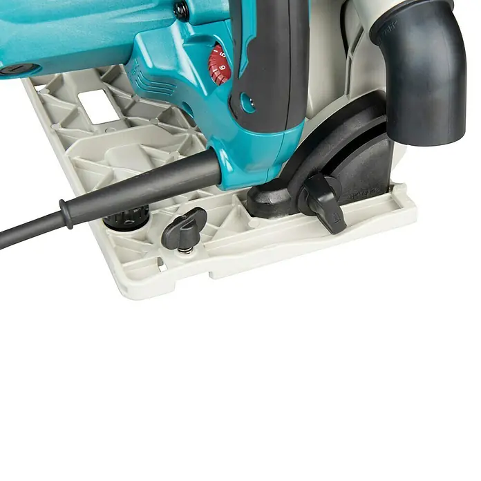 Makita Tauchsäge SP6000J1 mit Makpac und Führungsschiene - 1.300 W, 6.400 U/min - Nahaufnahme einer türkisfarbenen und schwarzen Handkreissäge mit grauer Grundplatte, rotem Einstellrad, Staubabsaugung und Netzkabel.