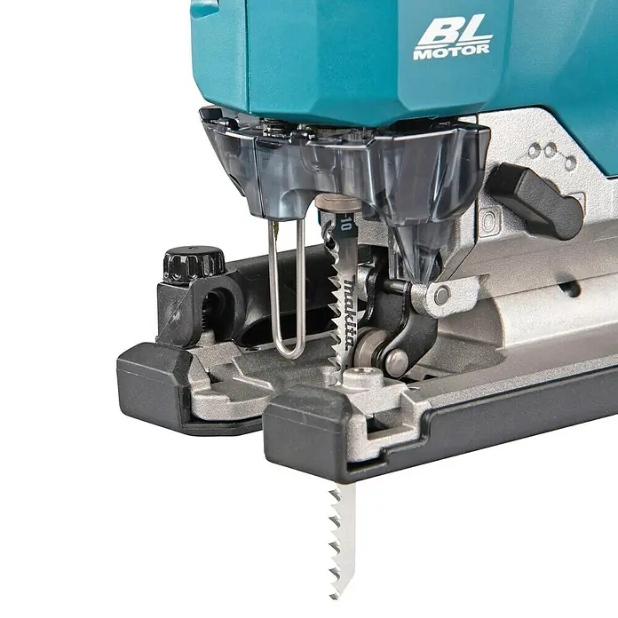 Makita XGT 40V max. Akku-Pendelhubstichsäge JV002GZ - 40 V, Ohne Akku, 0 /min - 3.500 /min - Türkise und silberne Stichsäge mit eingesetztem Sägeblatt und „BL MOTOR“-Logo.
