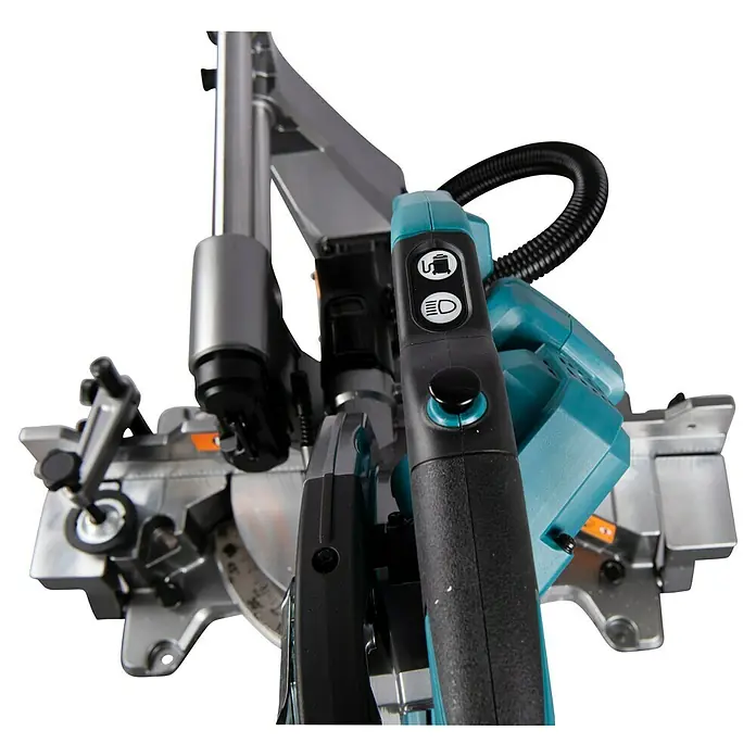 Makita XGT 40V max. Akku-Kapp- & Gehrungssäge LS002GZ01 - 40 V, Ohne Akku, 4.800 U/min - Nahaufnahme des schwarz-türkisen Griffs einer Gehrungssäge mit Bedienelementen und Teilen des silbernen Schneidmechanismus.