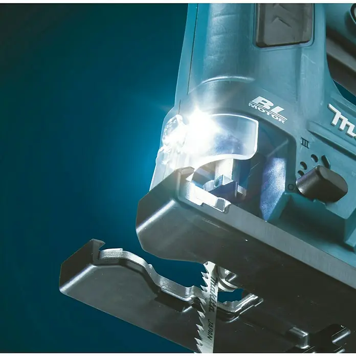 Makita CXT 12V max. Akku-Stichsäge JV102DZ - 12 V, Ohne Akku - Nahaufnahme einer blauen Makita Stichsäge mit LED-Licht, das das 'Makita JAPAN' Sägeblatt beleuchtet.