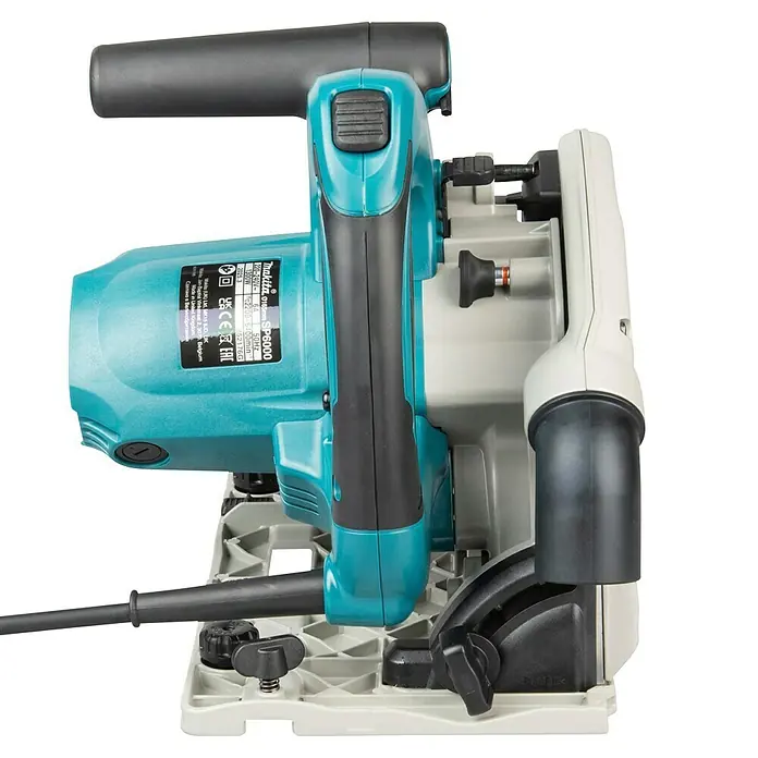 Makita Tauchsäge SP6000J1 mit Makpac und Führungsschiene - 1.300 W, 6.400 U/min - Seitenansicht einer türkis-schwarzen Makita SP6000 Tauchkreissäge, ein Elektrowerkzeug mit Griff und Blattschutz.