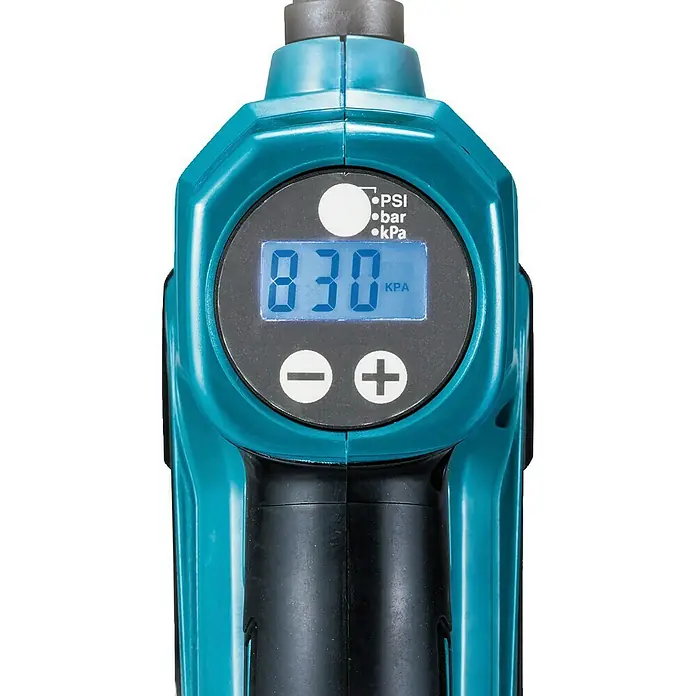 Makita CXT 12V max. Akku-Kompressor MP100DZ - 12 V, Li-Ionen, Ohne Akku, Max. Druck: 8,3 bar - Nahaufnahme des Displays eines tealfarbenen digitalen Reifenfüllers, das '830 kPa' anzeigt, mit Auswahl- und Einstellknöpfen.