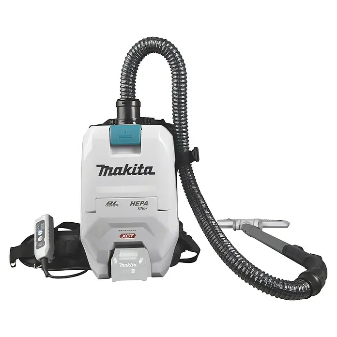 Makita XGT 40V max. Aspiradora con mochila de batería VC008GZ - 40 V, Sin batería, Volumen de recipiente: 2 l - Aspiradora mochila Makita blanca con manguera negra, boquilla gris, mando a distancia y batería XGT.