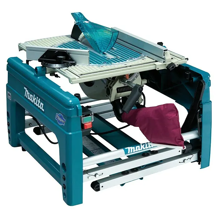 Makita Tischkreissäge & Kapp-Gehrungssäge LF1000 - 1.650 W, Durchmesser Sägeblatt: 260 mm - Türkise und cremefarbene Makita Flipper Tischsäge mit transparentem Blattschutz und rotem Staubbeutel auf einem Ständer.