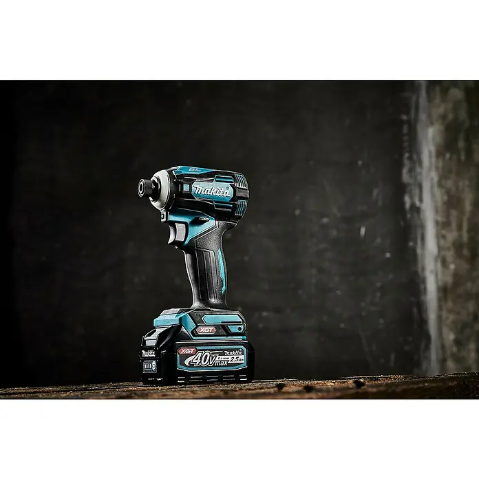 Makita XGT 40V max. Llave de impacto de batería TD001GZ - 40 V, Sin batería - Atornillador de impacto inalámbrico Makita con batería Li-Ion de 40V máx. La herramienta negra y turquesa es para atornillar.