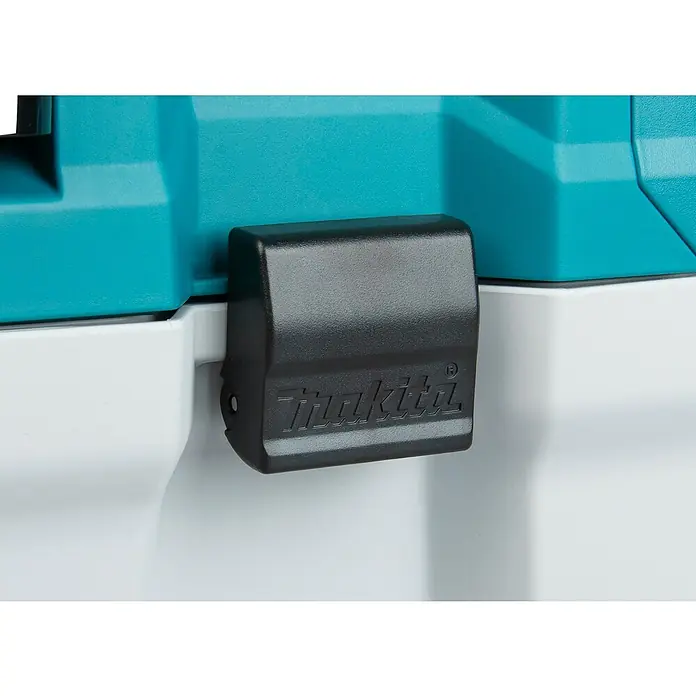 Makita XGT 40V max. Akku-Nass-Trockensauger VC013GLZ03 - 40 V, Ohne Akku, Behältervolumen: 7,5 l - Schwarzer, texturierter Kunststoffverschluss mit geprägtem Makita-Logo, der türkise und weiße Teile eines Werkzeugkoffers verbindet.