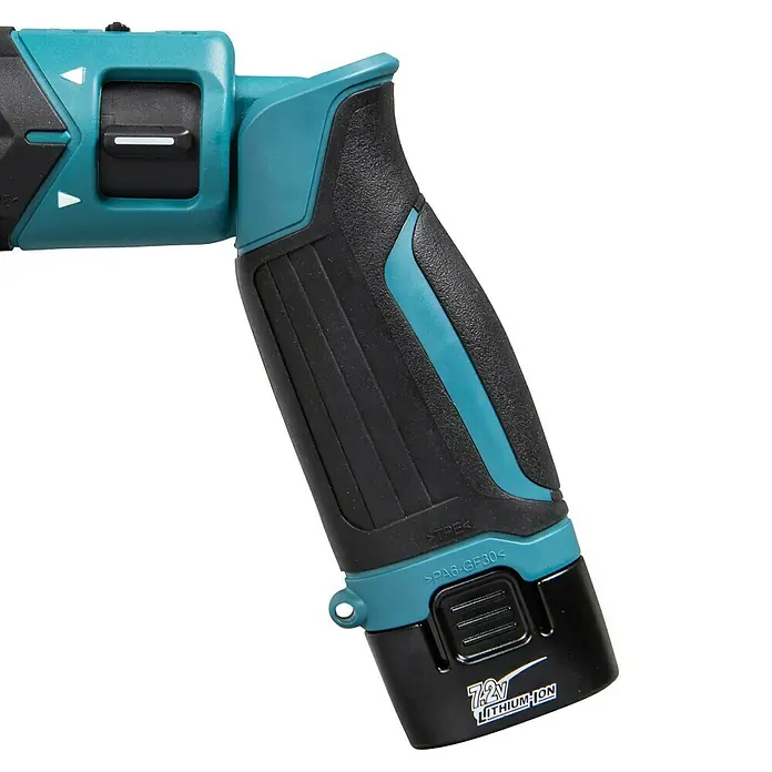 Makita Akku-Schlagschrauber TD022DSE - 7,2 V, 2 Akkus, 1,5 Ah - Nahaufnahme eines türkisfarbenen und schwarzen Elektrowerkzeuggriffs mit strukturierter Oberfläche und 7.2V Lithium-Ionen-Akku.