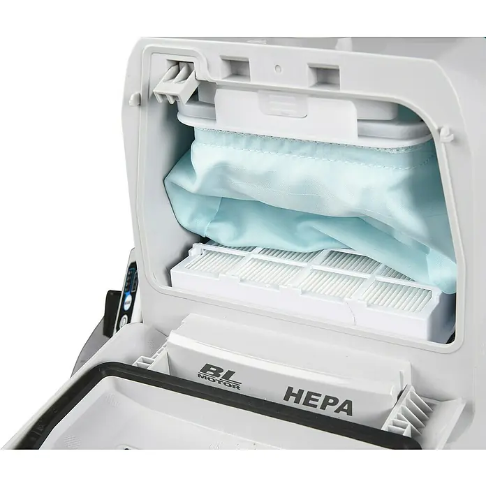 Makita XGT 40V max. Akku-Rucksackstaubsauger VC008GZ - Anzahl Akkus: Ohne Akku, Behältervolumen: 2 l - Innenansicht eines Staubsaugers mit hellblauem Staubbeutel, weißem Faltenfilter und einem HEPA-Filter mit „BL MOTOR“-Aufschrift.