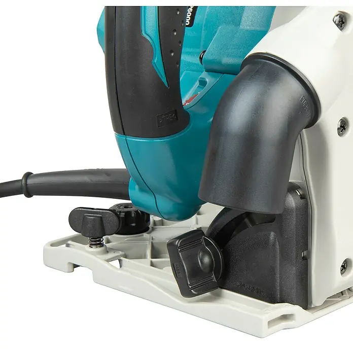 Makita Tauchsäge SP6000J1 mit Makpac und Führungsschiene - 1.300 W, 6.400 U/min - Nahaufnahme einer türkisfarbenen und schwarzen Tauchsäge mit hellgrauem Untergestell, Griff, Staubanschluss und Einstellknöpfen.