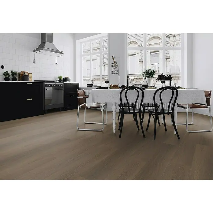 Fixed Vinylboden Plus - Brasilia, Landhausdiele, 1.530 x 235 x 3 mm - Hellbraun-grauer Holz-Effekt-Bodenbelag in einer modernen Küche und Essbereich.