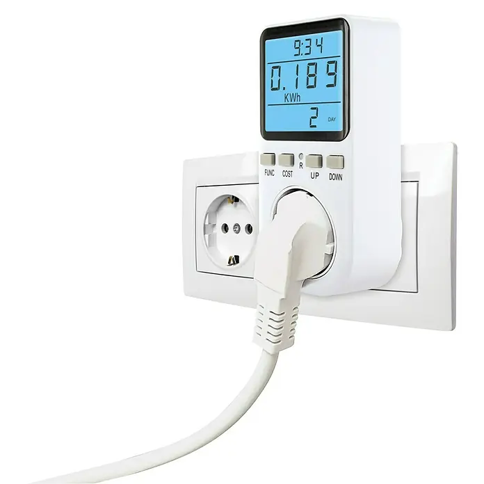 Schwaiger Energiekosten-Messgerät Einspeisemessgerät beleuchtet - Weiß - Weißer digitaler Energiemesser zeigt KWh, Zeit und Tage, in weiße Steckdose mit weißem Stromkabel gesteckt.