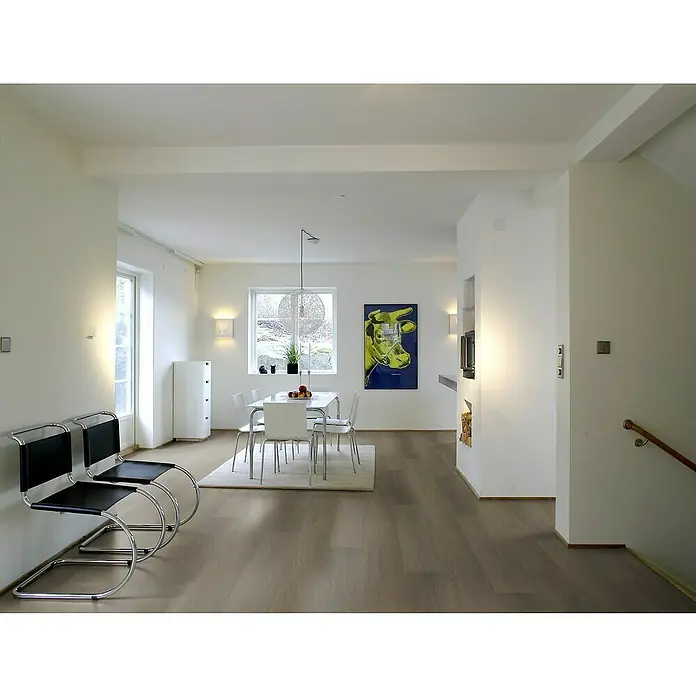 Fixed Vinylboden Plus - Brasilia, Landhausdiele, 1.530 x 235 x 3 mm - Heller Holzoptik-Dielenboden in einem modernen offenen Wohn- und Essbereich verlegt.