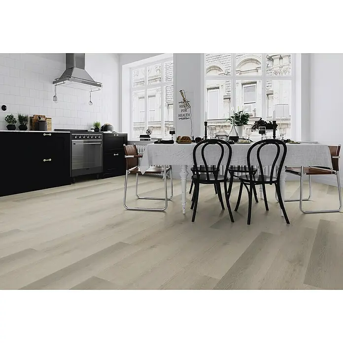 Fixed Vinylboden Plus - Teresina, Landhausdiele, 1.530 x 235 x 3 mm - Helle Holzoptik-Bodenplanken in einer modernen Küche und Essbereich.