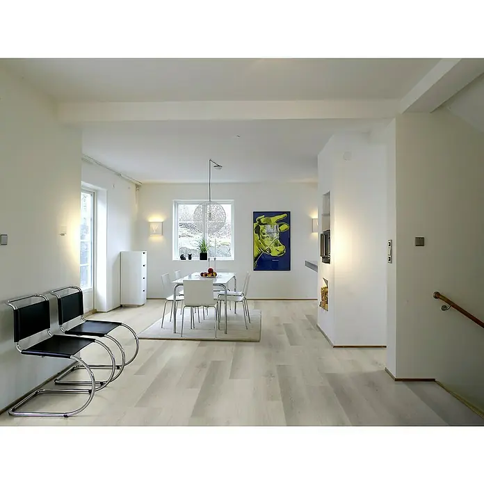 Fixed Vinylboden Plus - Teresina, Landhausdiele, 1.530 x 235 x 3 mm - Hellholz-Laminatboden in einem modernen offenen Wohn- und Essbereich verlegt.