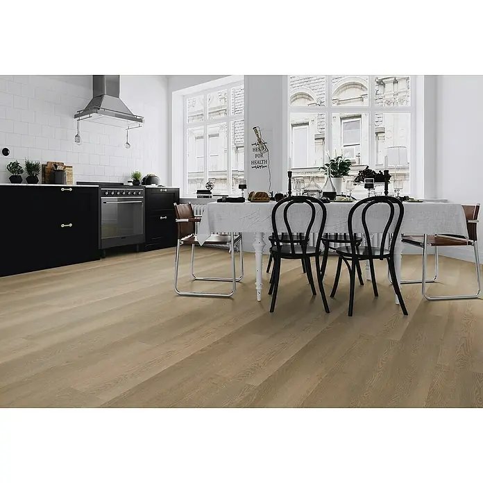 Fixed Vinylboden Plus - Manaus, Landhausdiele, 1.530 x 235 x 3 mm - Heller Holzplankenboden in einer modernen Küche und Essbereich.