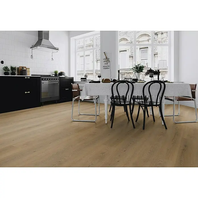 Fixed Vinylboden Plus - Horizonte, Landhausdiele, 1.530 x 235 x 3 mm - Heller Holzfußboden in einem modernen Küchen- und Essbereich.