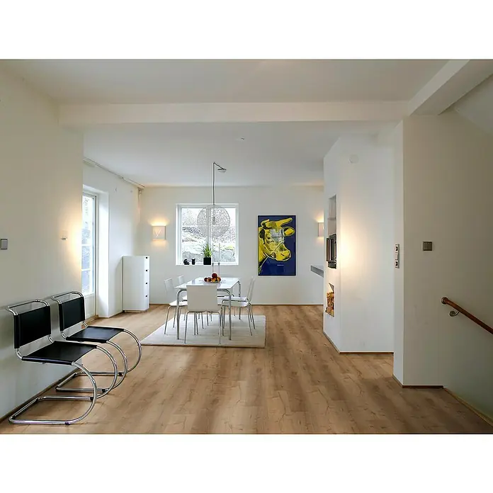Fixed Vinylboden Plus - Eiche Rio, Landhausdiele, 1.530 x 235 x 3 mm - Hellbrauner Holzboden in einem hellen, offenen Wohn-/Essbereich, der Wärme und natürlichen Stil bietet.