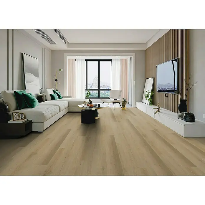 Fixed Vinylboden Plus - Belem, Landhausdiele, 1.530 x 235 x 3 mm - Heller beigefarbener Dielenboden mit sichtbarer Holzmaserung in einem modernen Wohnzimmer.