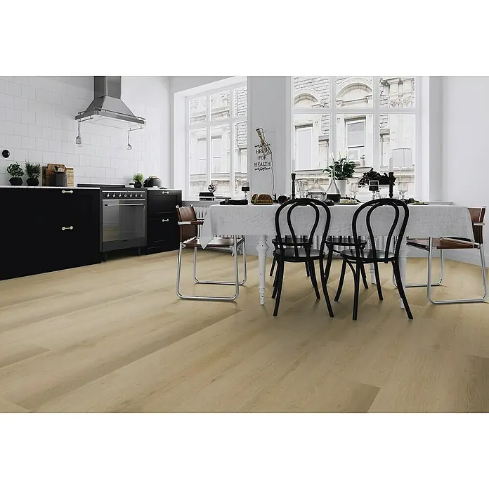 Fixed Vinylboden Plus - Belem, Landhausdiele, 1.530 x 235 x 3 mm - Helle, beige Holzplanken in einer modernen Küche und einem Essbereich.