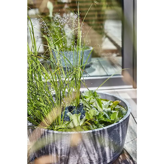 Heissner Zierbrunnen Solar Wassergarten Aquatopia - Hellgrau, Ø x H: 46 x 21 cm - Runder grauer Outdoor-Teichkübel mit Wasserpflanzen und Wassersprühfunktion.