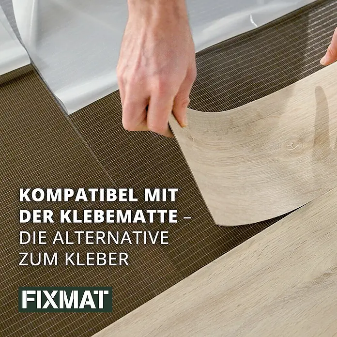 Fixed Vinylboden Plus - Horizonte, Landhausdiele, 1.530 x 235 x 3 mm - Eine Hand verlegt helles Holzoptik-Boden auf einer braunen Klebematte (FIXMAT) und zieht die Schutzfolie ab.