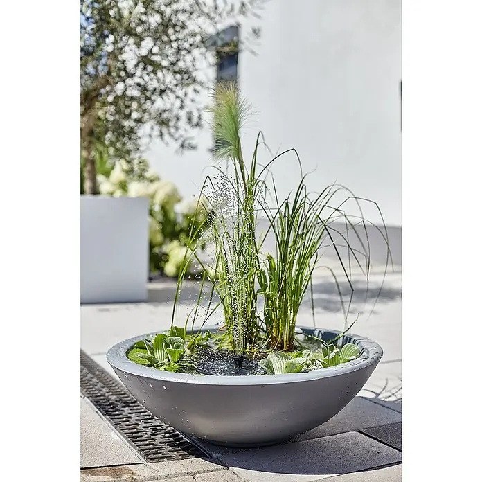 Heissner Zierbrunnen Solar Wassergarten Lotusgarden - Anthrazit, L x B x H: 58 x 58 x 19 cm - Runde, graue Beton-Wasserschale mit aktivem Springbrunnen und grünen Wasserpflanzen, als Outdoor-Miniteich.