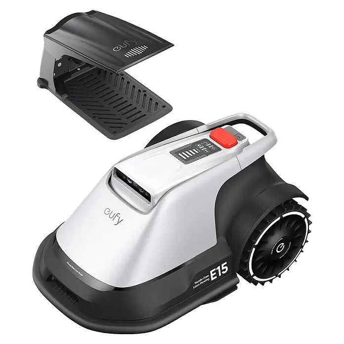 Eufy Mähroboter-Set E15 inkl. Garage - 800 m², Schnittbreite: 20,3 cm, Kamera-gestützte Navigation, GPS - Weißer und schwarzer Eufy E15 Rasenroboter mit großen Rädern, rotem STOP-Knopf und seiner schwarzen Ladestation.