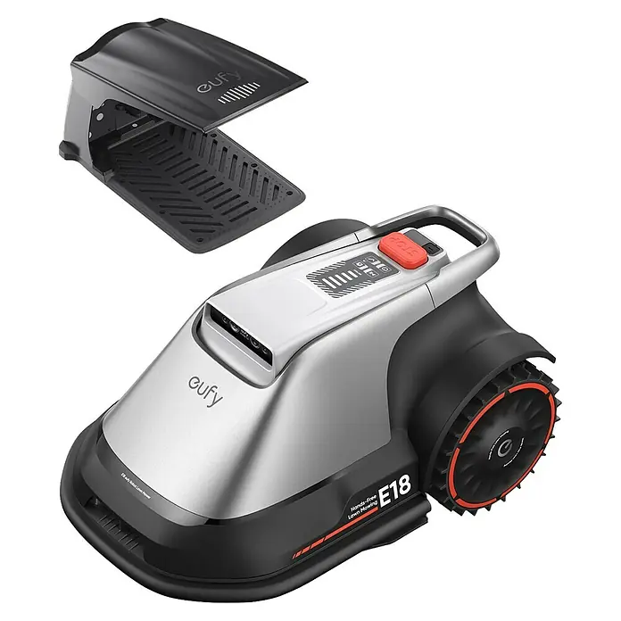 Eufy Mähroboter-Set E18 inkl. Garage - 1.200 m², Schnittbreite: 20,3 cm, Kamera-gestützte Navigation, GPS - Ein silberner und schwarzer Mähroboter mit orangefarbenen Akzenten, daneben seine schwarze Ladestation.