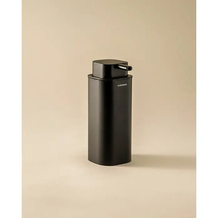 Cosmic Dispensador de jabón Nea - Plástico, Negro, Mate - Elegante dispensador de jabón negro rectangular con acabado mate y bomba. La palabra 'COSMIC' está grabada.