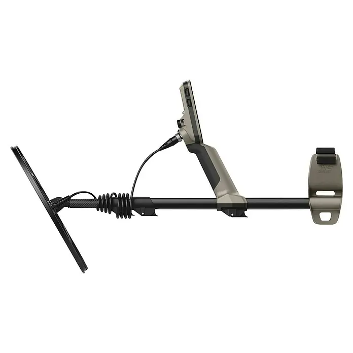Minelab Metalldetektor X-TERRA ELITE - 3,7 V, 1 Akku, 5.100 mAh, L x B x H: 230 x 310 x 1.380 mm - Seitenansicht eines Metalldetektors mit schwarzer Suchspule, schwarzem Gestänge und beiger Steuerung mit Armstütze.