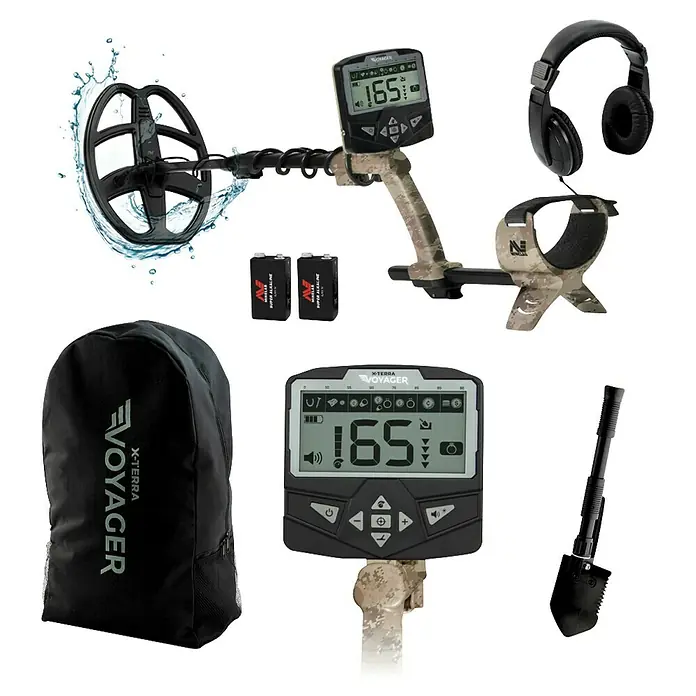 Minelab Metalldetektor X-TERRA Voyager Tactical - 2 Akkus, L x B x H: 220 x 330 x 1.450 mm - Schwarz-camouflage Metalldetektor-Set mit Kopfhörern, Batterien, einer Tragetasche und einer Klappschaufel.