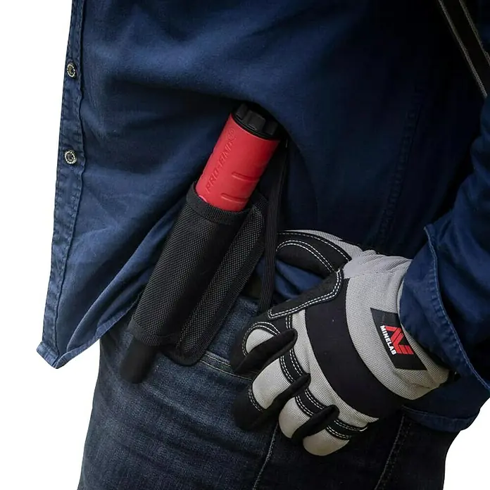 Minelab Metalldetektor PRO-FIND 40 Pinpoint - L x B x H: 50 x 50 x 250 mm - Roter Minelab Pro-Find Pinpointer in schwarzem Holster an der Hüfte einer Person, mit grau-schwarzem Arbeitshandschuh.