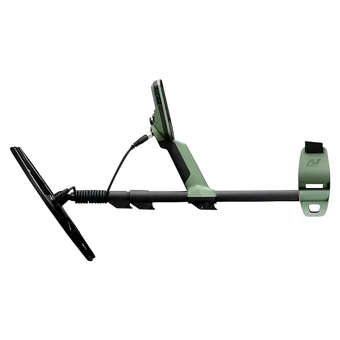 Minelab Metalldetektor X-TERRA PRO - 3,7 V, 1 Akku, 5.100 mAh, L x B x H: 230 x 310 x 1.380 mm - Ein dunkelgrüner und schwarzer Metalldetektor mit Anzeigeeinheit, Armlehne und angewinkelter Suchspule.