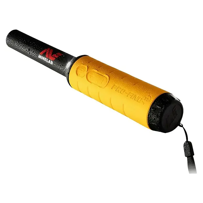 Minelab Metalldetektor PRO-FIND 35 Pinpoint - L x B x H: 50 x 50 x 250 mm - Schwarzer und gelber Minelab PRO-FIND 35 Pinpointer-Metalldetektor mit Wassertropfen.