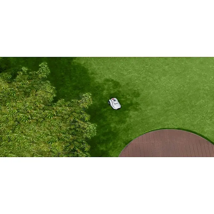 Terramow Mähroboter-Set V600 inkl. Garage - 600 m², Schnittbreite: 20,3 cm, Kamera-gestützte Navigation - Weißer Mähroboter in Betrieb auf einem grünen Rasen, von oben gesehen, neben einem Baum und einer Holzterrasse.