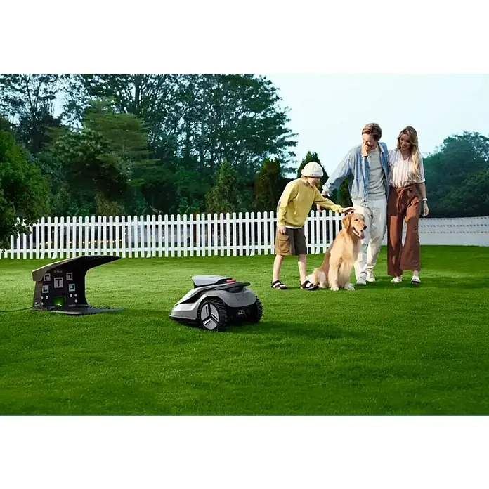 Terramow Mähroboter-Set V600 inkl. Garage - 600 m², Schnittbreite: 20,3 cm, Kamera-gestützte Navigation - Roboter-Rasenmäher und Ladestation, mit Familie und Hund im Hintergrund.