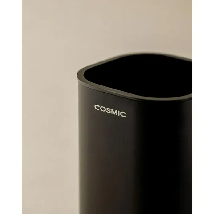 Cosmic Portacepillos Nea - Plástico, Negro, Mate - Soporte negro de forma rectangular redondeada, marca 'COSMIC'.