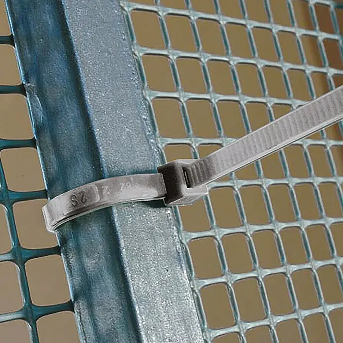 Tenax Set de bridas para cables - Largo: 29 cm, 50 ud., Plata - Brida de plástico gris que asegura una barra de metal a un panel de malla metálica.