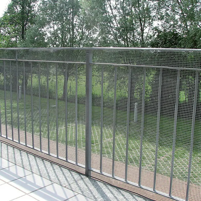 Tenax Malla protectora Quadra 10 - L x Al: 5 x 1 m, Plata - Barandilla de balcón de metal gris con relleno de malla fina.