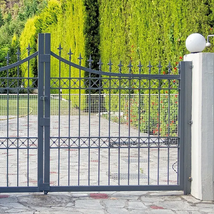 Tenax Malla protectora Quadra 10 - L x Al: 5 x 1 m, Blanco - Portón doble de metal gris oscuro ornamentado con remates de lanza y malla, diseñado para jardines.