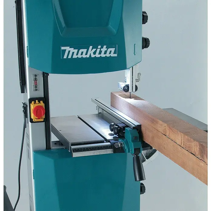 Makita Bandsäge LB1200F - 900 W, Durchlasshöhe: 165 mm, Durchlassbreite: 305 mm - Makita Bandsäge in Türkis und Silber schneidet einen dicken Holzbalken; Sägeblatt, Tisch und Bedienelemente sind sichtbar.