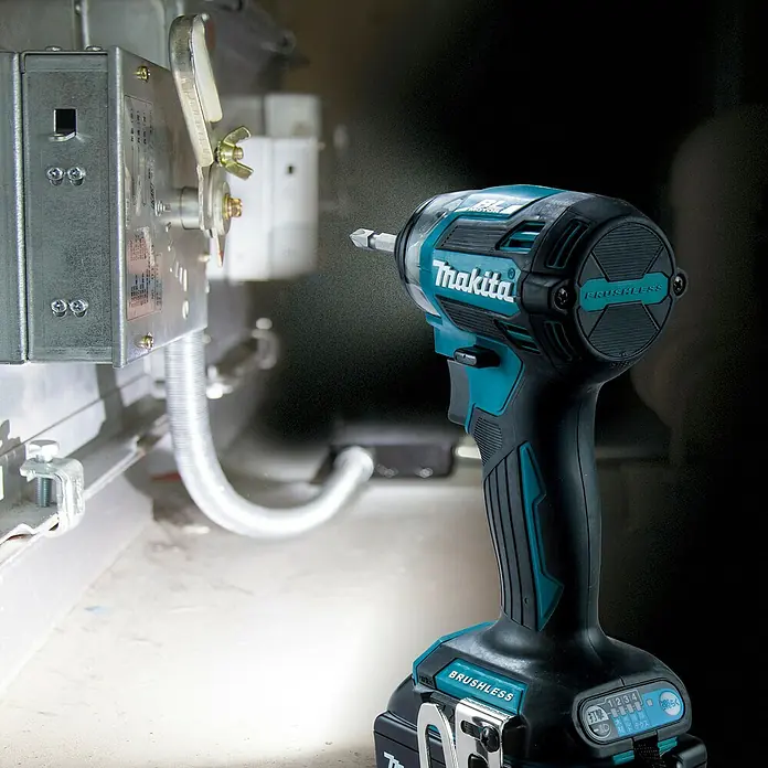 Makita LXT 18V Akku-Schlagschrauber DTD173Z - 18 V, Ohne Akku - Teal- und schwarzer Makita Brushless Schlagschrauber beleuchtet Metallschaltschrank beim Einschrauben einer Befestigung.