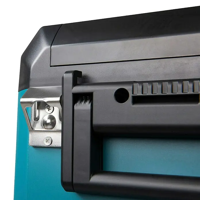 Makita Akku-Kühlbox zum Kühlen & Warmhalten CW004GZ - 18 V, Ohne Akku, 29 l - Nahaufnahme einer blau-schwarzen Kühlbox mit schwarzem Griff und silbernem Metallverschluss.