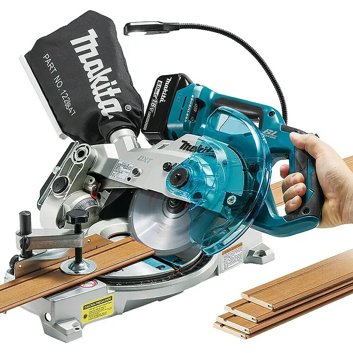 Makita LXT 18V Akku-Kapp- & Gehrungssäge DLS600Z - 18 V, Ohne Akku, Leerlaufdrehzahl: 5.000 U/min - Akku-Gehrungssäge Makita (türkis/schwarz) schneidet ein braunes Holzbrett, bedient von einer Hand. Mit Staubsack und LED-Licht.