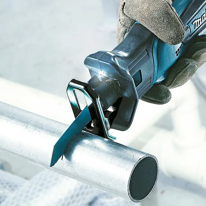 Makita LXT 18V Akku-Säbelsäge DJR183RT1J - 18 V, 1 Akku, 5 Ah, Leerlaufhubzahl: 0 /min - 3.000 /min - Behandschuhte Hand schneidet mit einer blau-schwarzen Säbelsäge ein Metallrohr.