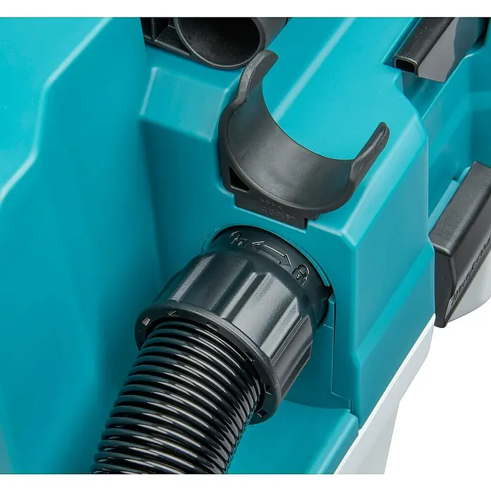 Makita XGT 40V max. Akku-Nass-Trockensauger VC013GLZ03 - 40 V, Ohne Akku, Behältervolumen: 7,5 l - Türkisfarbenes Kunststoffgerät mit schwarzem Wellschlauch, verbunden über einen schwarzen Verriegelungsanschluss und einer schwarzen Schlauchhalterung.