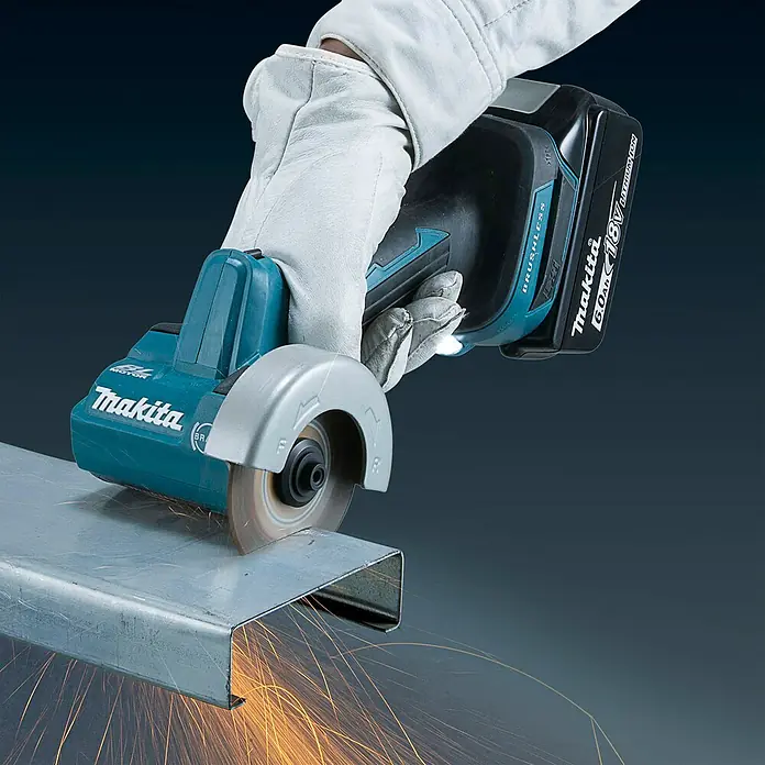 Makita LXT 18V Akku-Trennschleifer DMC300Z - Ohne Akku - Eine behandschuhte Hand verwendet ein türkis-schwarzes Akku-Trenngerät zum Schneiden eines Metallkanals, wobei helle Funken entstehen.