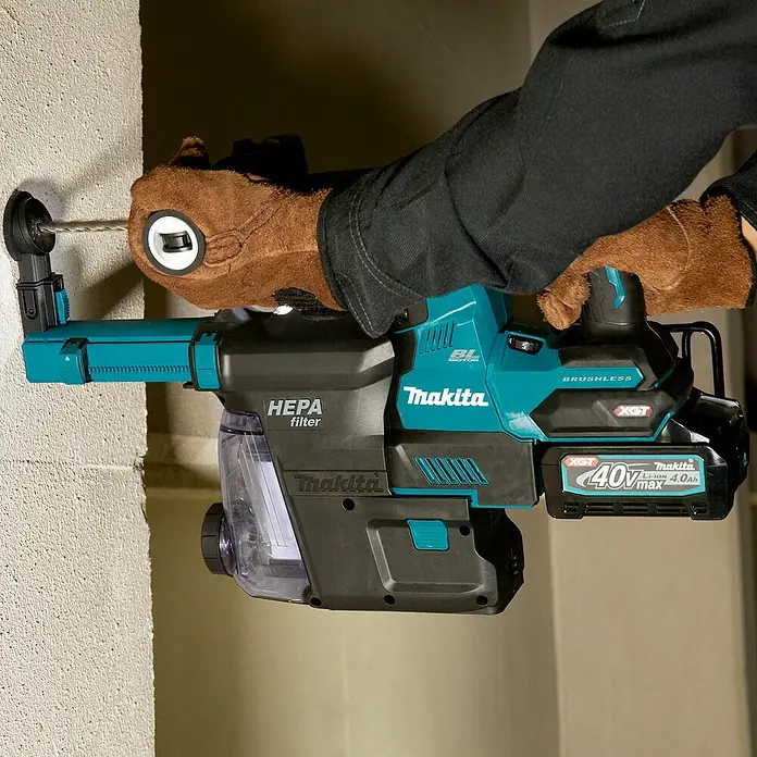 Makita XGT 40V max. Akku-Kombihammer HR004GM201 - 40 V, 2 Akkus, 2,9 J - Eine Person bohrt mit einem türkis-schwarzen Makita 40V Akku-Bohrhammer mit HEPA-Staubabsaugung in eine Betonwand.